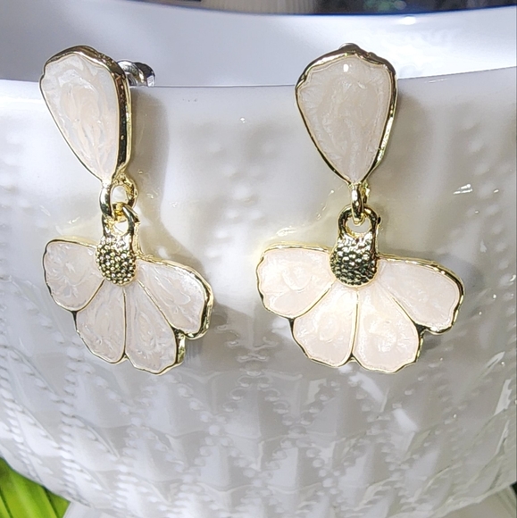 Beautiful Daisy Cream Enamelled Gold Dangle Earrings Anthropologie NWT - Picture 3 of 4